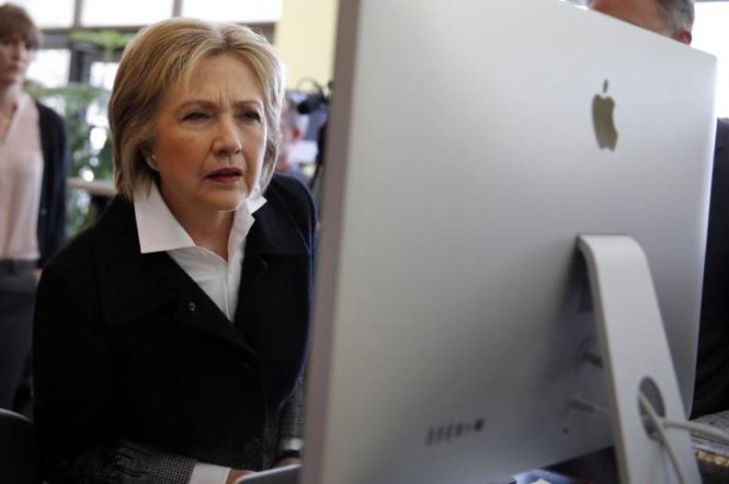 Ứng cử viên tổng thống đảng Dân chủ Hillary Clinton dùng máy tính trong một chiến dịch tranh cử - Ảnh: Reuters