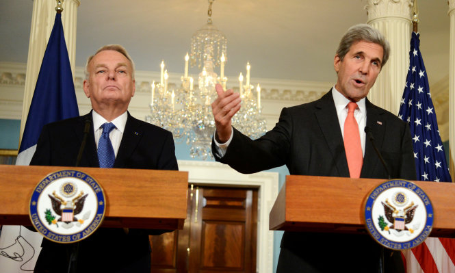 Ngoại trưởng Mỹ John Kerry phát biểu cạnh Ngoại trưởng Pháp Jean-Marc Ayrault trước cuộc họp song phương về cuộc khủng hoảng Syria tại Bộ Ngoại giao ở Washington, Mỹ - Ảnh: REUTERS