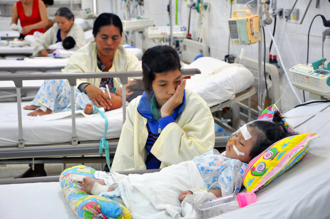 Bệnh nhi mắc bệnh viêm phổi nặng đang được điều trị tại Bệnh viện Nhi đồng Đồng Nai - Ảnh: A LỘC