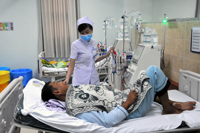 Bệnh nhân Nguyễn Văn Danh đang chờ tiền hỗ trợ viện phí - Ảnh: A LỘC