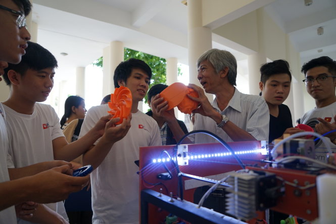 Ông Nhan Thanh trả lời câu hỏi của sinh viên, giảng viên ĐH Quốc gia TP.HCM về máy in 3D do ông chế tạo - Ảnh: NGỌC KHÔI