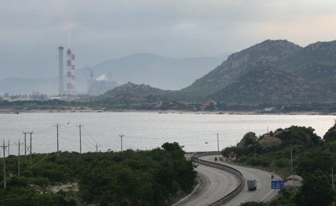 Đoạn quốc lộ uốn hình chữ S qua Cà Ná là ranh giới giữa Ninh Thuận - Bình Thuận, cột khói phía xa là của Nhà máy nhiệt điện Vĩnh Tân thuộc Bình Thuận - Ảnh: VIỄN SỰ