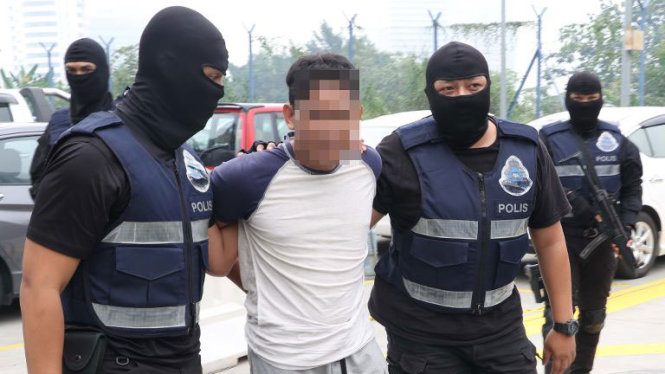 Cảnh sát Malaysia bắt giữ một nghi phạm dính líu IS trong đợt truy quét hồi tháng 8 - Ảnh: Đơn vị chống khủng bố cảnh sát Malaysia