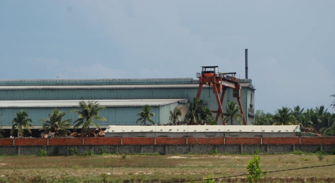 Một góc bãi chứa nguyên liệu nhà máy thép Việt Pháp ở phường Điện Nam Đông khi sản xuất phát sinh khói, bụi khiến người dân phản ứng - Ảnh: V.HÙNG