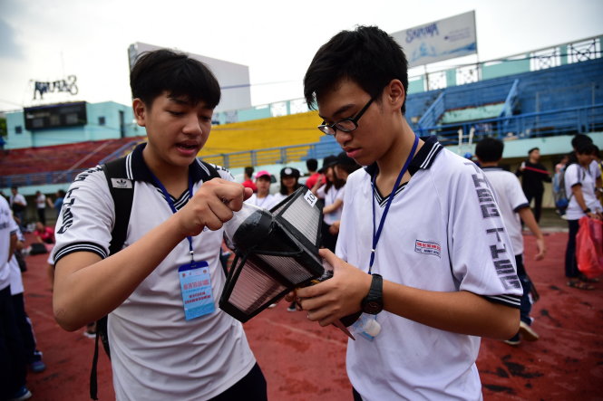 Đội thi của trường trung học thực hành Sài Gòn đang kiểm tra phần cánh của tên lửa nước - Ảnh: HỮU THUẬN