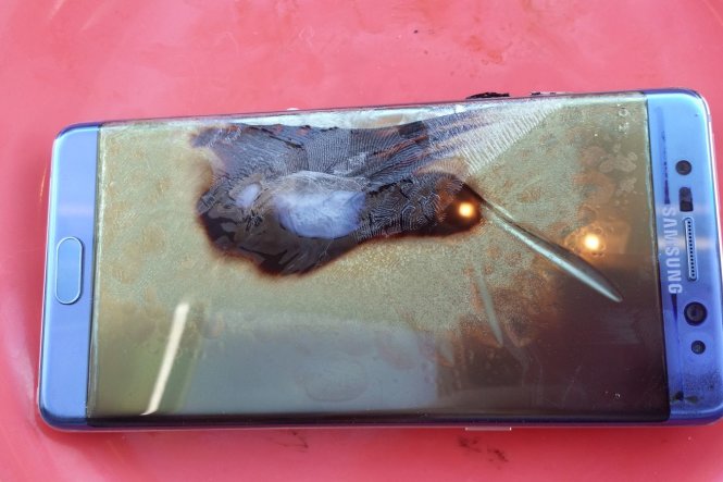 Một chiếc điện thoại thông minh Samsung Galaxy Note 7 vừa được thay mới hồi cuối tháng 9 bị cháy - Ảnh: Daniel Franks, chủ máy