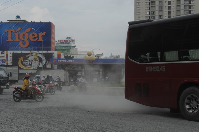 Bụi bay mù mịt gây ô nhiễm môi trường nghiêm trọng, không đảm bảo an toàn cho người dân mỗi khi qua khu vực vòng xoay An Lạc, TP.HCM - Ảnh: Tự Trung