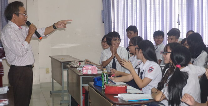 Thầy giáo Nguyễn Tác Tuấn Ngọc, tổ trưởng tổ toán Trường THPT Phú Nhuận, trình bày chuyên đề về phương pháp học và phương pháp giải đề thi trắc nghiệm môn toán cho học sinh khối 12 - Ảnh: H.HG.