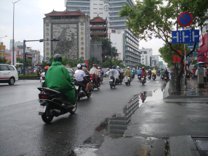 Mưa Sài Gòn là điều không thể thiếu trong khung cảnh đô thị này. Hãy cùng thưởng thức những khoảnh khắc đẹp nhất trong những ngày mưa cùng hình ảnh chất lượng cao.