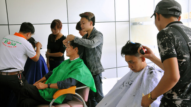 Người lao động được cắt tóc miễn phí tại ngày hội việc làm - Ảnh: A Lộc