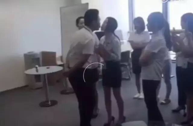 Một nữ nhân viên đang hôn sếp