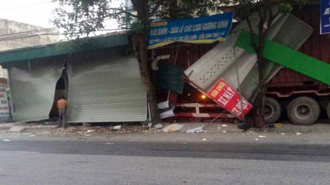 Hiện trường vụ tai nạn khi chiếc xe container tông vào ba nhà dân ven tỉnh lộ 39 - Ảnh: Thanh Huyền