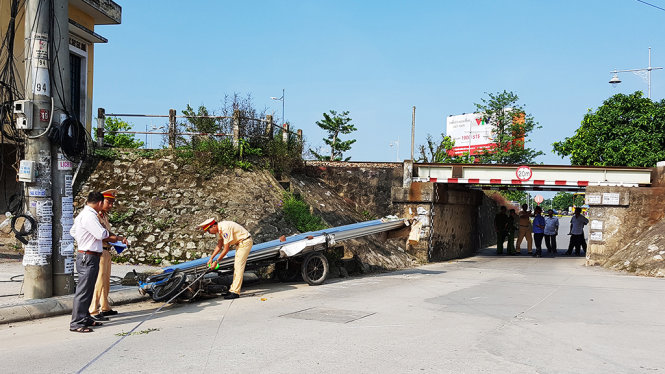 Lực lượng chức năng đang điều tra nguyên nhân vụ tai nạn. Ảnh: PHÚ XUÂN
