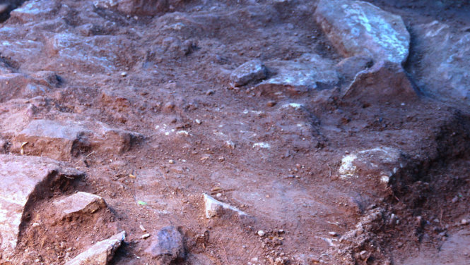 Những tảng đá chồng lên nhau tại hố khảo sát số 5 ở sân nhà số 13/120 Điện Biên Phủ, P. Trường An, TP Huế. Ảnh: MINH AN