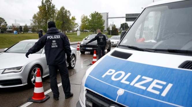 Cảnh sát Đức bao vây căn hộ tại quận Paunsdorf ở thành phố Leipzig, Đức, nơi trú ẩn của nghi phạm IS - Ảnh: EPA