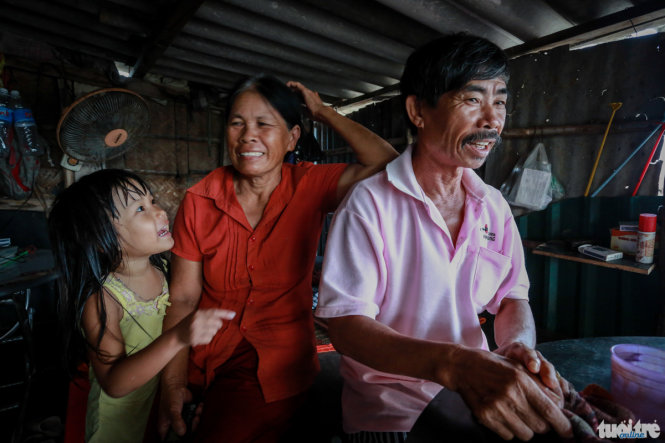 Ông Phan Văn Tám (61 tuổi) và bà Nguyễn Thị Cách đã sống hơn nửa đời người ở khu vực Dốc Hầm, nơi dự kiến xây dựng nhà máy thép. Trước đây, hai vợ chồng ông bà chèo ghe, làm mướn nghề biển nhưng khi ông Tám tai biến bị liệt hai vợ chồng ngồi nhà bán quán - Ảnh: Tiến Thành