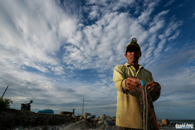 Ông Nguyễn Xin, người đã hành nghề cá gần 20 năm tâm sự: “Ông bà nói, biển là biển giả.  Có bữa được bữa chăng nhưng vẫn còn hơn không có nghề” - Ảnh: Tiến Thành