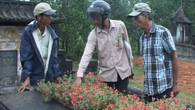 Người dân tìm thấy rất nhiều đinh cùng kích cỡ đóng trên mộ phần người thân - Ảnh: CÔNG TUYỂN