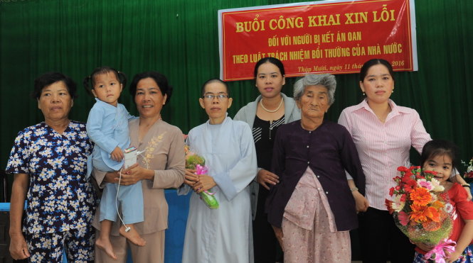 Gia đình chị Phan Thị Kim Phụng tại buổi xin lỗi hai chị em đã bị kết án oan về tội 