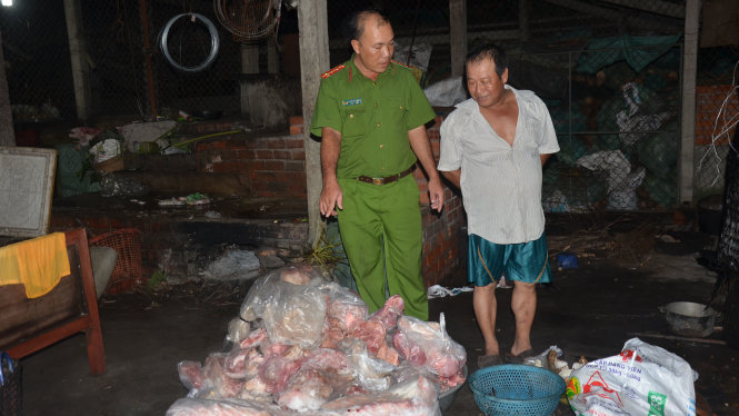 Công an kiểm tra cơ sở giết mổ heo không phép của ông Tra và phát hiện nhiều heo bị bệnh vẫn được giết mổ - Ảnh: CHÂU THÀNH