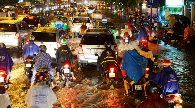Đường phố Sài Gòn bị ngập sau cơn mưa chiều tối 26-9. Sắp tới đây nếu mưa xuất hiện cùng lúc triều cường, sẽ có nhiều nơi bị ngập nặng hơn - Ảnh: HỮU KHOA