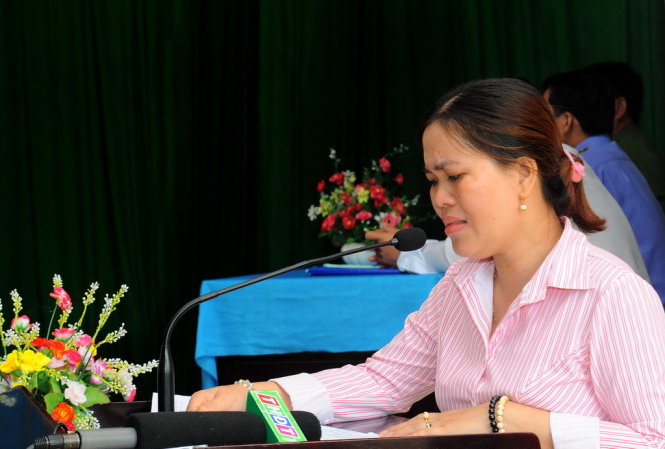 Chị Phan Thị Kim Phụng, xúc động khi phát biểu nguyện vọng tại buổi xin lỗi hai chị em đã bị kết án oan về tội 