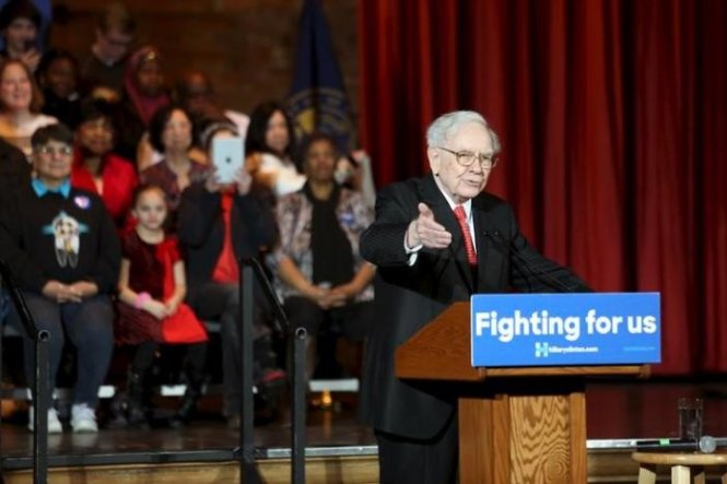 Tỉ phú Warren Buffet kêu gọi cử tri ủng hộ bà Hillary Clinton trong một chiến dịch vận động tại Omaha, Nebraska - Ảnh: Reuters