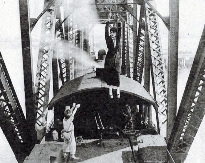 Nữ diễn viên hành động đầu tiên trong lịch sử Helen Holmes nhảy lên một chiếc tàu trong một tập phim The Hazards of Helen (1914)  - Ảnh: Viện hàn lâm khoa học và điện ảnh Mỹ