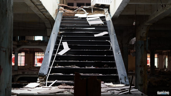 Những chiếc cầu thang kiểu mới bị đập bỏ - Ảnh: Thuận Thắng