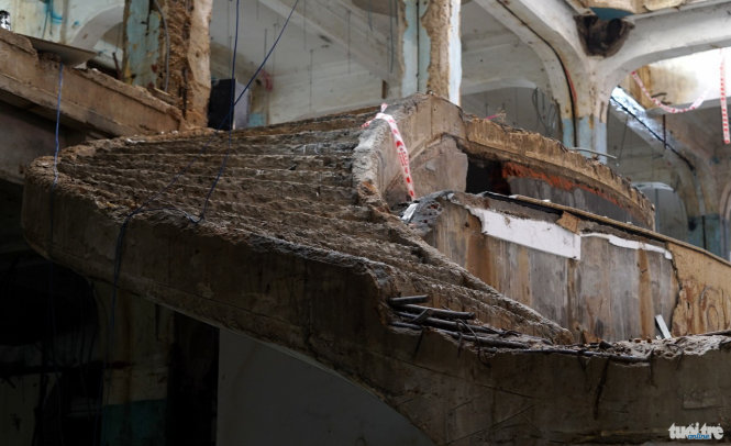 Khung lan can của hai cầu thang chính được tháo dỡ và lưu giữ toàn bộ để phục hồi trong trung tâm thương mại mới - Ảnh: Thuận Thắng