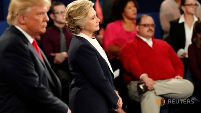 Ứng cử viên đảng Cộng hòa Donald Trump (trái) và ứng cử viên đảng Dân chủ Hillary Clinton (phải) trong cuộc tranh luận ngày 10-10. Ảnh: Reuters