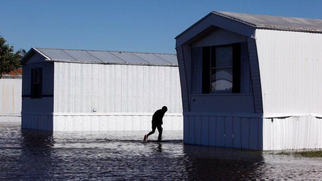 Một người dân chạy qua vùng nước lũ ở Lumberton, Bắc Carolina - Ảnh: REUTERS