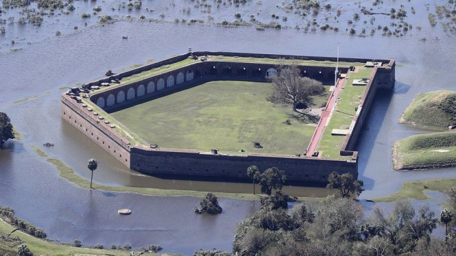 Nước lũ bao vây Đài tưởng niệm quốc gia Fort Pulaski - Ảnh: CURTIS COMPTON