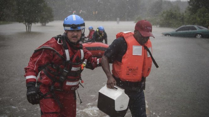 Đội cứu hộ đang đi giải cứu người dân ở Fayetteville - Ảnh: AP