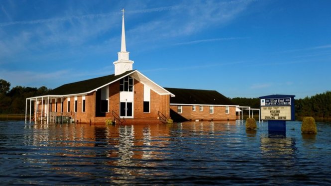 Một nhà thờ ở Lumberton, Bắc Carolina, bị ngập - Ảnh: REUTERS