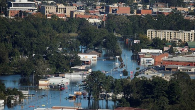 Ảnh chụp từ trên cao cho thấy khu vực Lumberton, Bắc Carolina bị ngập nặng - Ảnh: REUTERS