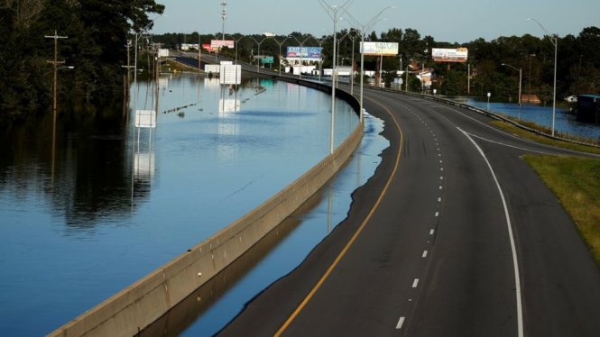 Đường 95 ở Bắc Carolina bị ngập sau bão - Ảnh: REUTERS