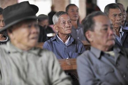 Người già xem TV tại một khu phục vụ trà miễn phí cho người già địa phương ở Chengmai tỉnh Hải Nam, Trung Quốc - Ảnh: Reuters