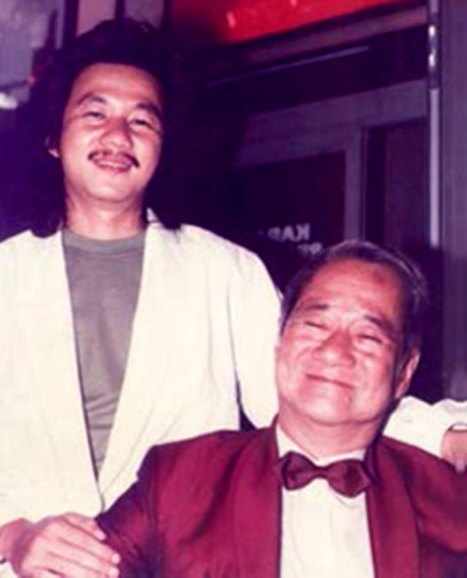 Hai cha con nghệ sĩ Huỳnh Thủ Hiếu (Huỳnh Háo) và Huỳnh Hữu Thạnh trước một buổi diễn năm 1990 - Ảnh: Tư liệu gia đình nghệ sĩ Huỳnh Thủ Hiếu