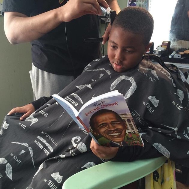 Bé trai này đang đọc cuốn sách viết về tổng thống Barack Obama - Ảnh: The Fuller Cut