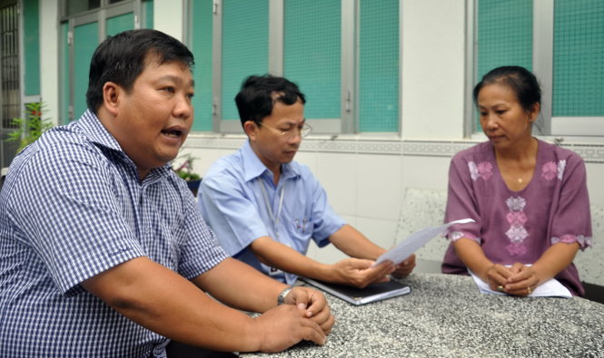 Ông Trần Quang Hiền (bìa trái) và ông Phạm Tấn Chiểu đến nhà để ghi nhận ý kiến của bà Đinh Thị Thu Hồ chiều 12-10 - Ảnh: ĐÔNG HÀ