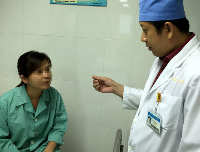 Bác sĩ đang thăm khám cho một phụ nữ tại Bệnh viện Tai mũi họng - Ảnh: THÙY DƯƠNG