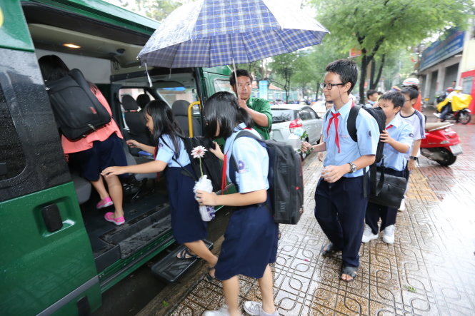Học sinh Trường THCS Lê Quý Đôn, Q.3 (TP.HCM) đi xe đưa rước của Công ty TNHH MTV dịch vụ công ích Thanh niên xung phong - Ảnh: NHƯ HÙNG