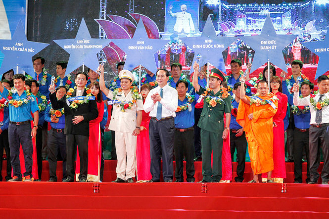 Chủ tịch nước Trần Đại Quang trao tặng “Giải thưởng 15-10” cho 15 gương cán bộ, hội viên, thanh niên có thành tích xuất sắc cho công tác Hội và phong trào thanh niên - Ảnh: NAM TRẦN