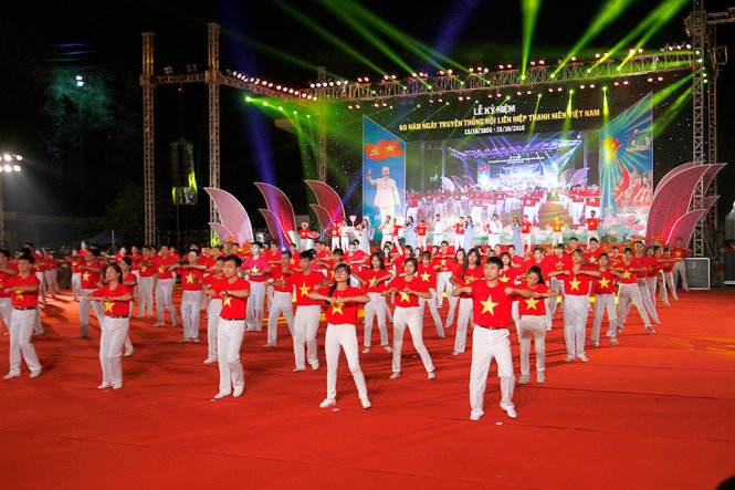 Các bạn trẻ mặc áo cờ đỏ sao vàng đồng diễn dân vũ Những trái tim Việt Nam - Ảnh: NAM TRẦN