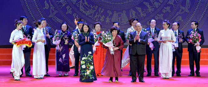 Thủ tướng Nguyễn Xuân Phúc (hàng đầu, bìa phải) và Phó chủ tịch nước Đặng Thị Ngọc Thịnh (hàng đầu, bìa trái) trao cúp Thánh Gióng cho các doanh nhân tiêu biểu năm 2016 - Ảnh: QUỐC TUẤN