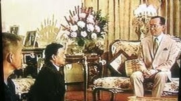 Thailand's King Bhumibol Adulyadej admonishes political rivals Chamlong Srimuang and Suchinda Kraprayoon after bloodshed in Bangkok in 1992. Photo: Screen grab from Thai television