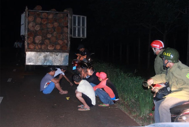 Người dân vây bắt xe gỗ, ngồi đợi lực lượng chức năng xuống xử lý đêm 12-10 - Ảnh: MAI CƯỜNG