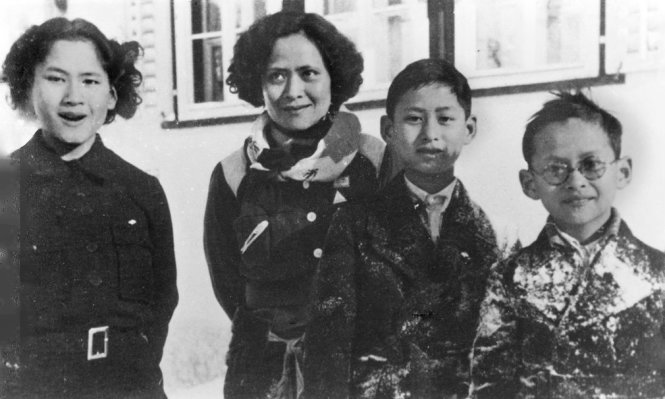 Quốc vương Bhumibol Adulyadej chụp ảnh cùng mẹ và anh chị trong chuyến thăm Thụy Sĩ năm 1934 - Ảnh: Getty Images