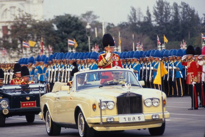 Quốc vương trên xe diễu hành nhân sinh nhật lần thứ 71 - Ảnh: Getty Images